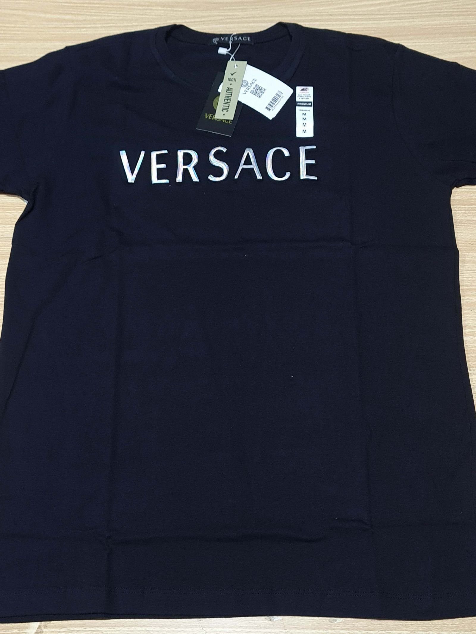 Camisa Versace M Peruana 40.1 com Elastano Camisa Versace M Peruana 40.1 com Elastano